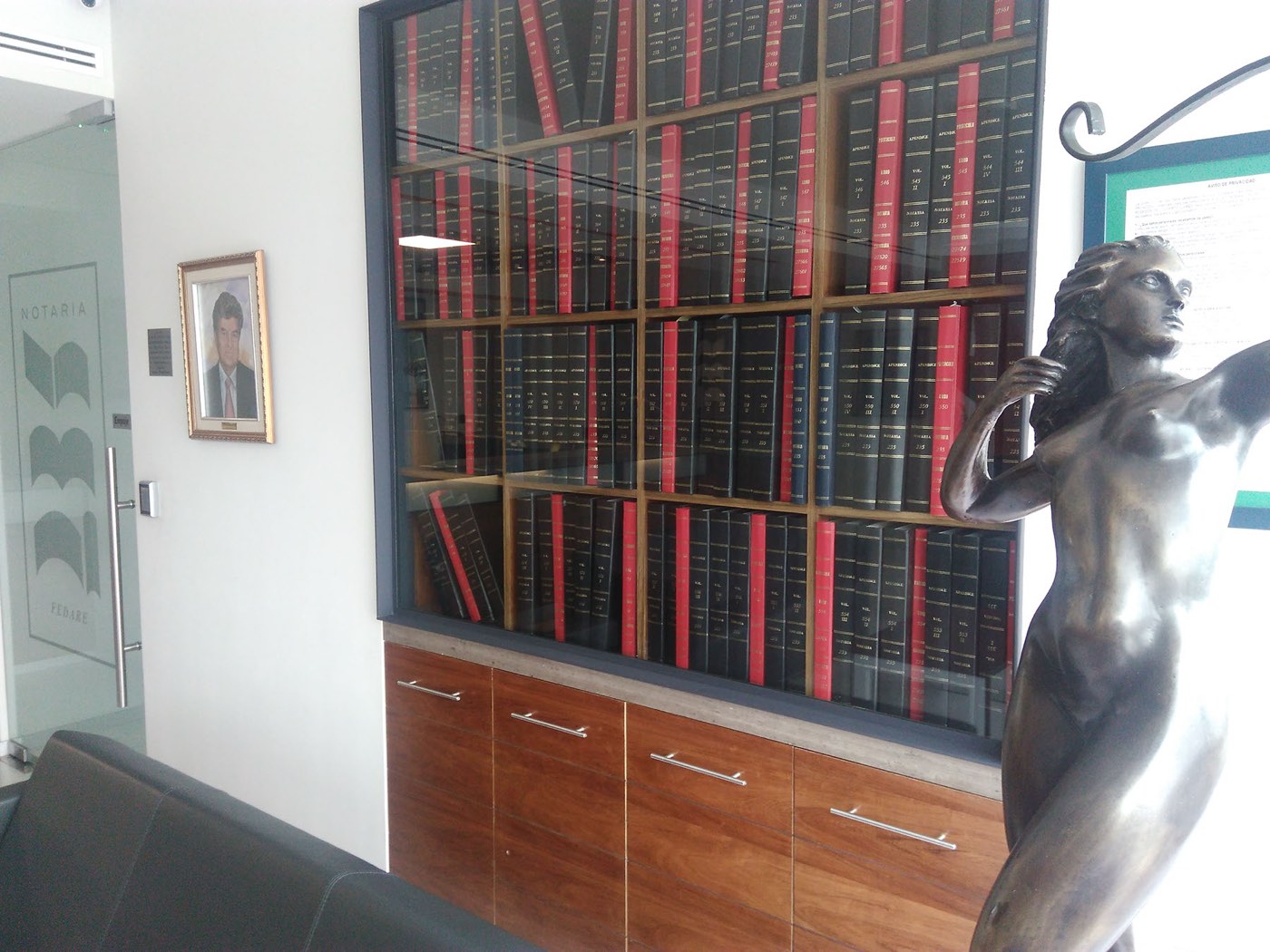 Interior de la Notaría 235: protocolo notarial y biblioteca